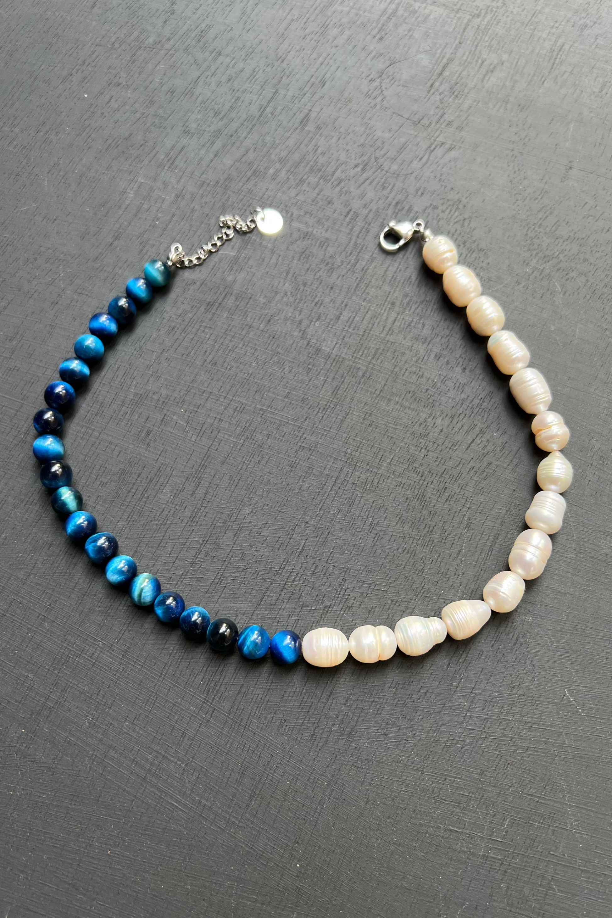 Collier Ras de Cou Unisexe en Pierres Naturelles – Œil de Tigre Bleu et Perles d’Eau Douce “Gemini”