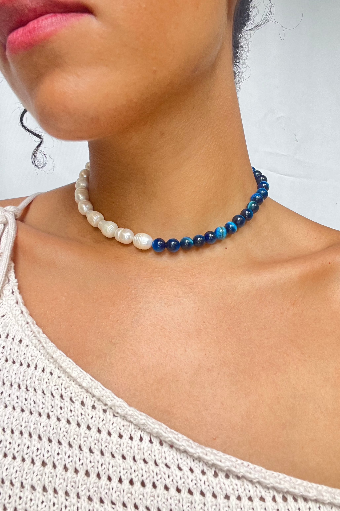 Collier Ras de Cou Unisexe en Pierres Naturelles – Œil de Tigre Bleu et Perles d’Eau Douce “Gemini”