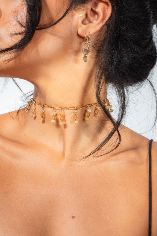 collier ras de cou en citrine et perles de verre dorée sur une chaîne dorée en acier inoxydable