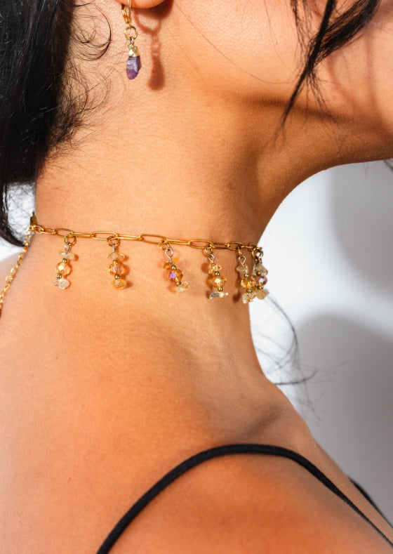 collier ras de cou en citrine et perles de verre dorée sur une chaîne dorée en acier inoxydable