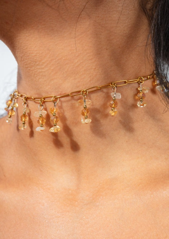 collier ras de cou en citrine et perles de verre dorée sur une chaîne dorée en acier inoxydable