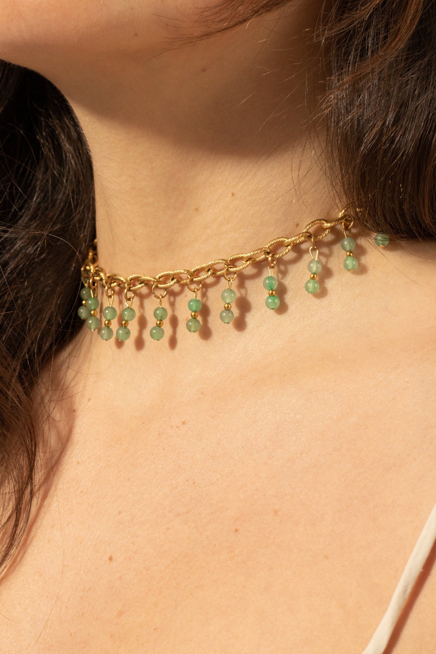 Collier ras de cou chocker avec perles d'aventurine tombantes. Chaîne en acier inoxydable