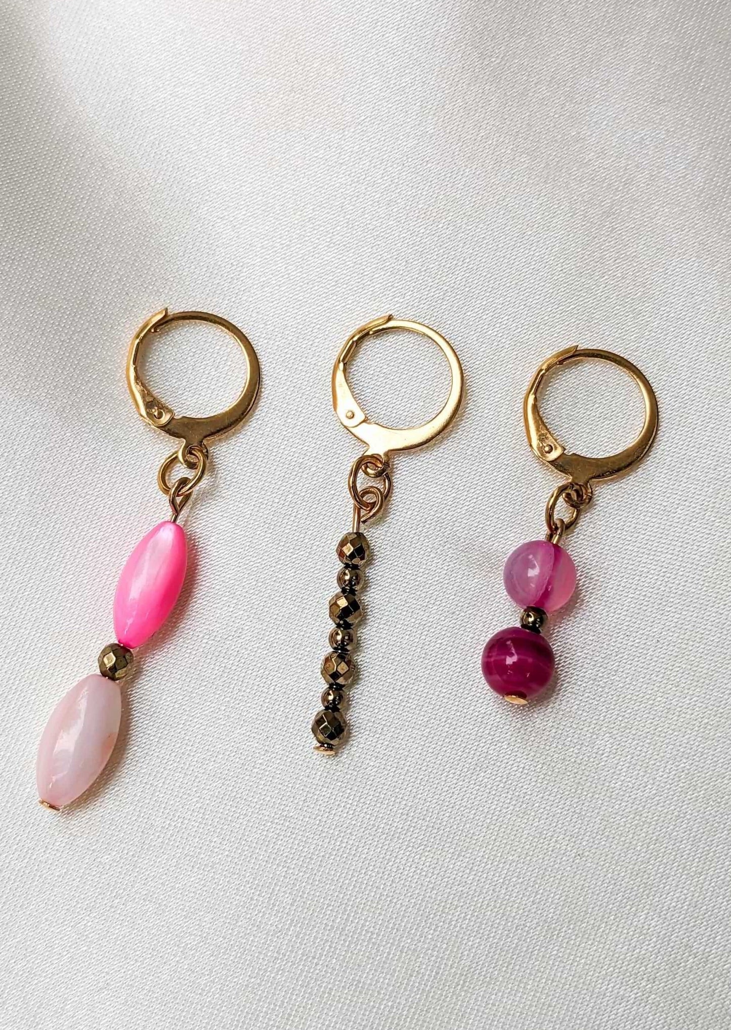 Set de 3 boucles d'oreilles en acier inoxydable argenté. Perles d'agate rose naturelle et de nacre en grain de riz. Perles hématites dorées