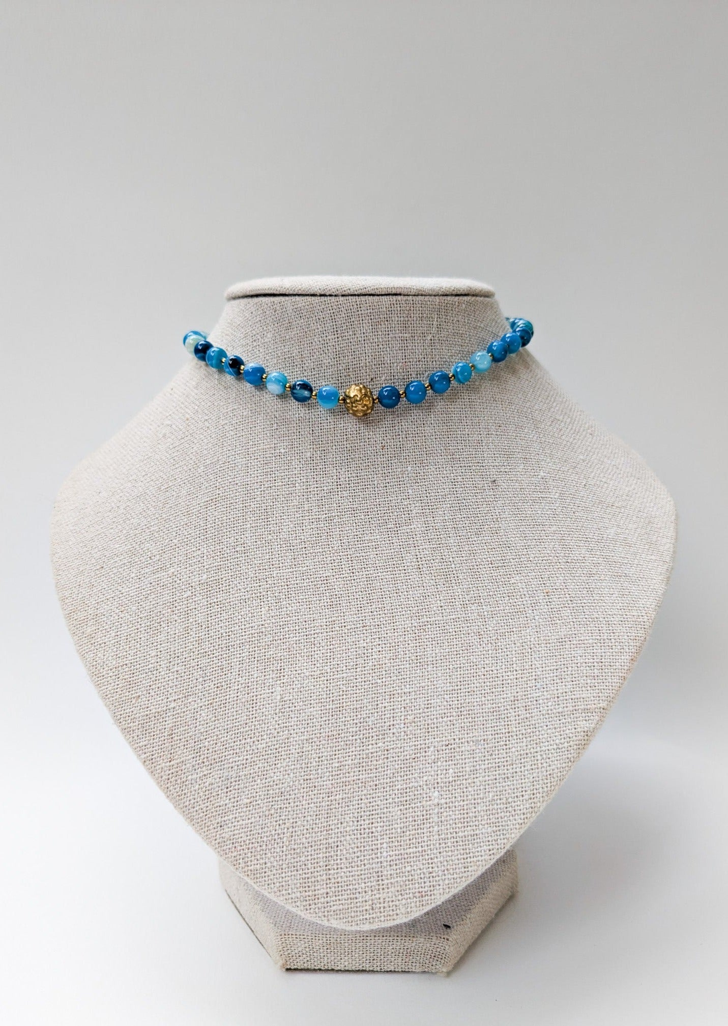 collier ras de cou, choker en perle naturelle bleue, bijou artisanal