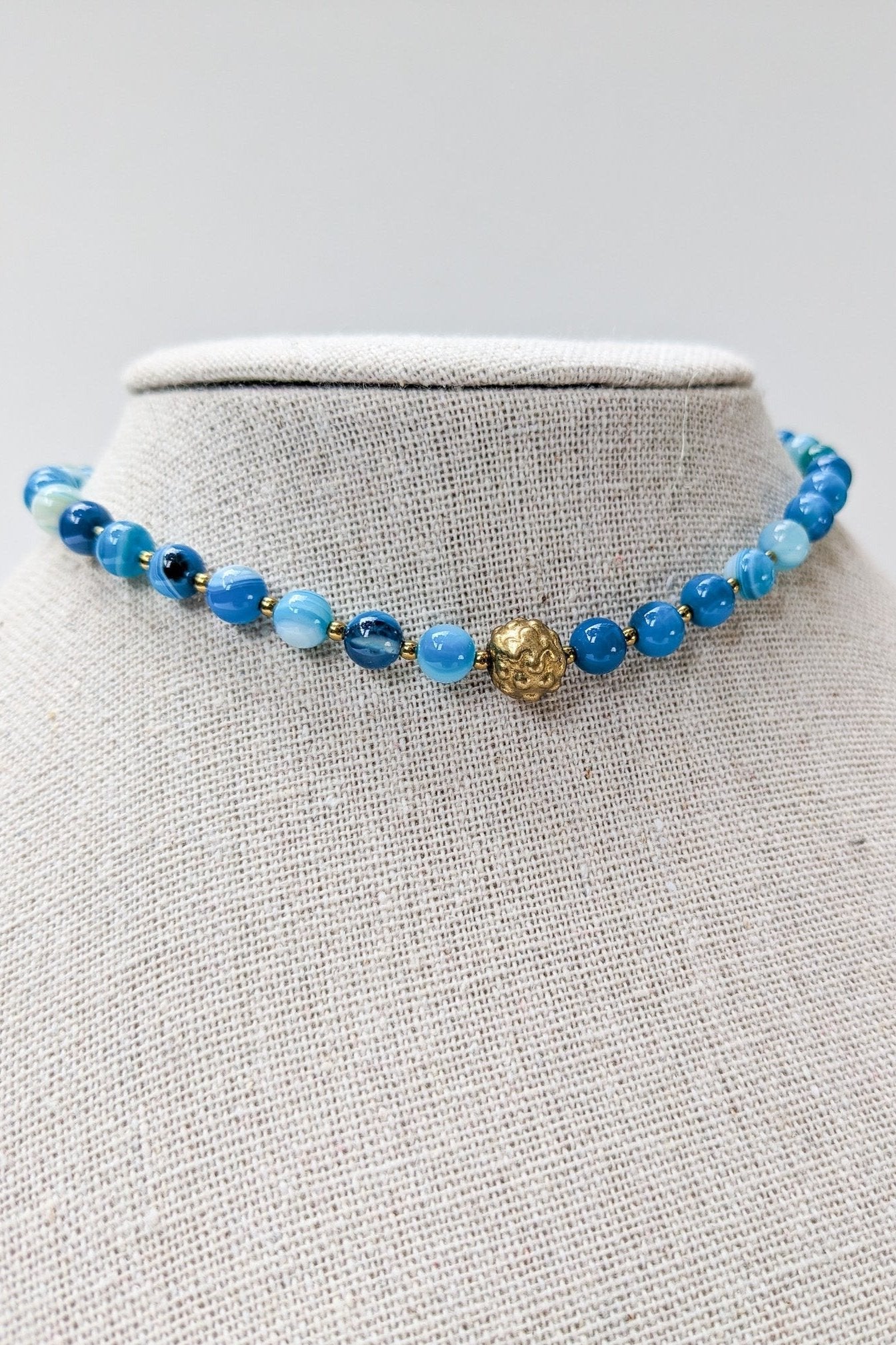 collier ras de cou, choker en perle naturelle bleue, bijou artisanal