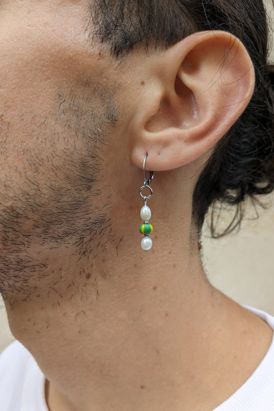 boucle d'oreille solitaire blanche, verte et jaune