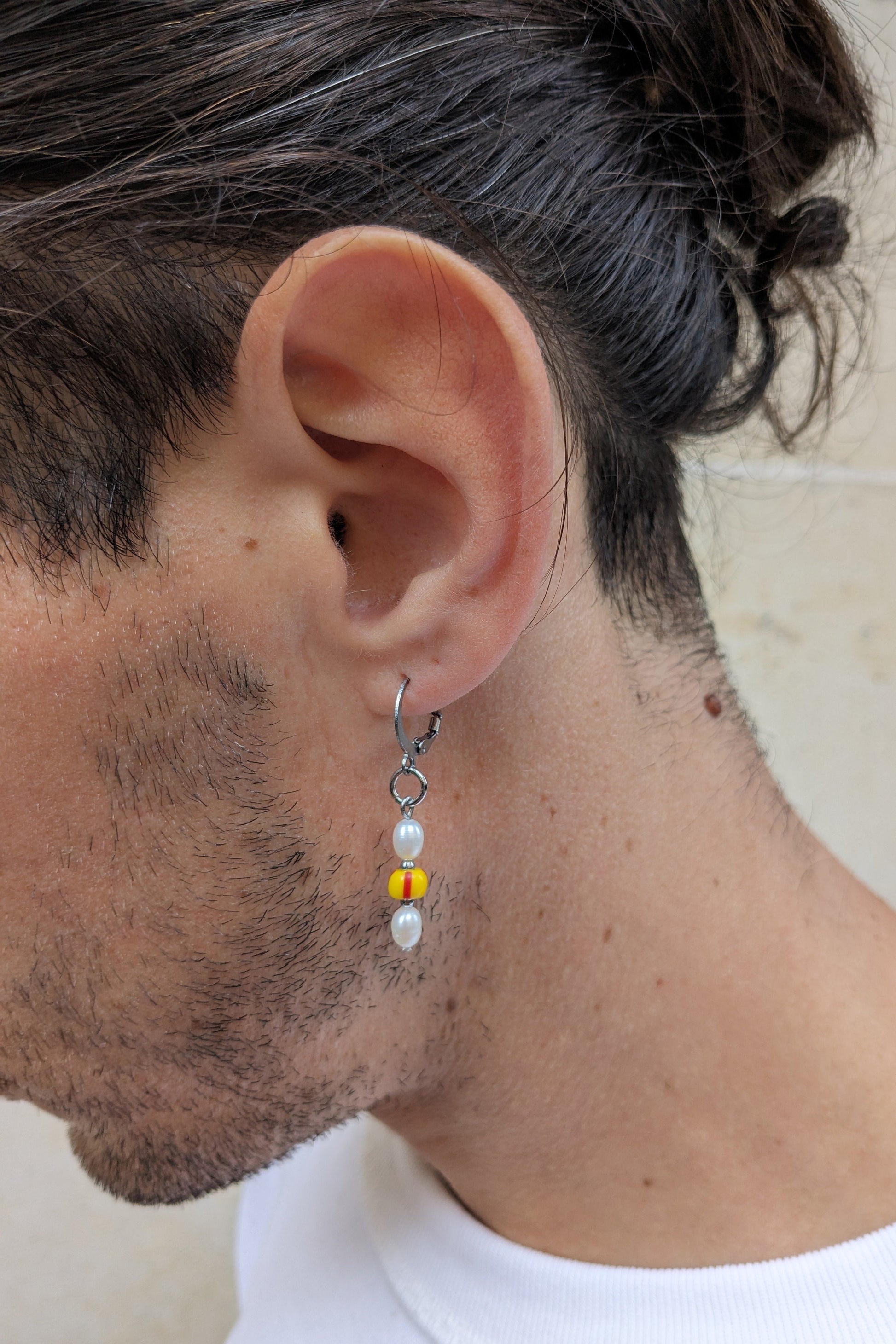 boucle d'oreille solitaire rouge et jaune avec perles d'eau douce et hématites