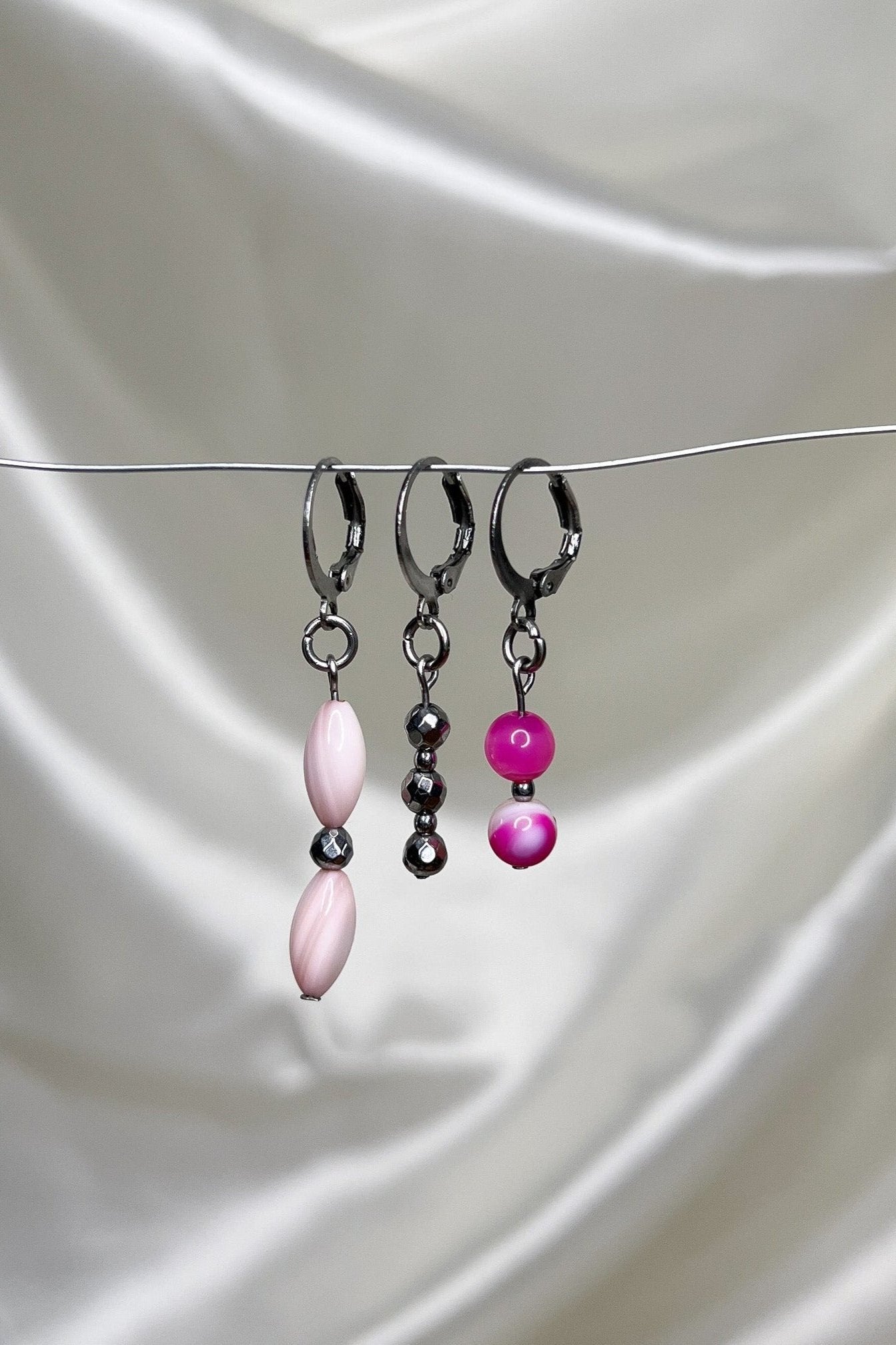 boucles-d'oreilles-fait-main-fabriqué-en-france-rose-agate-hématite-handmade-Y2K-ronde