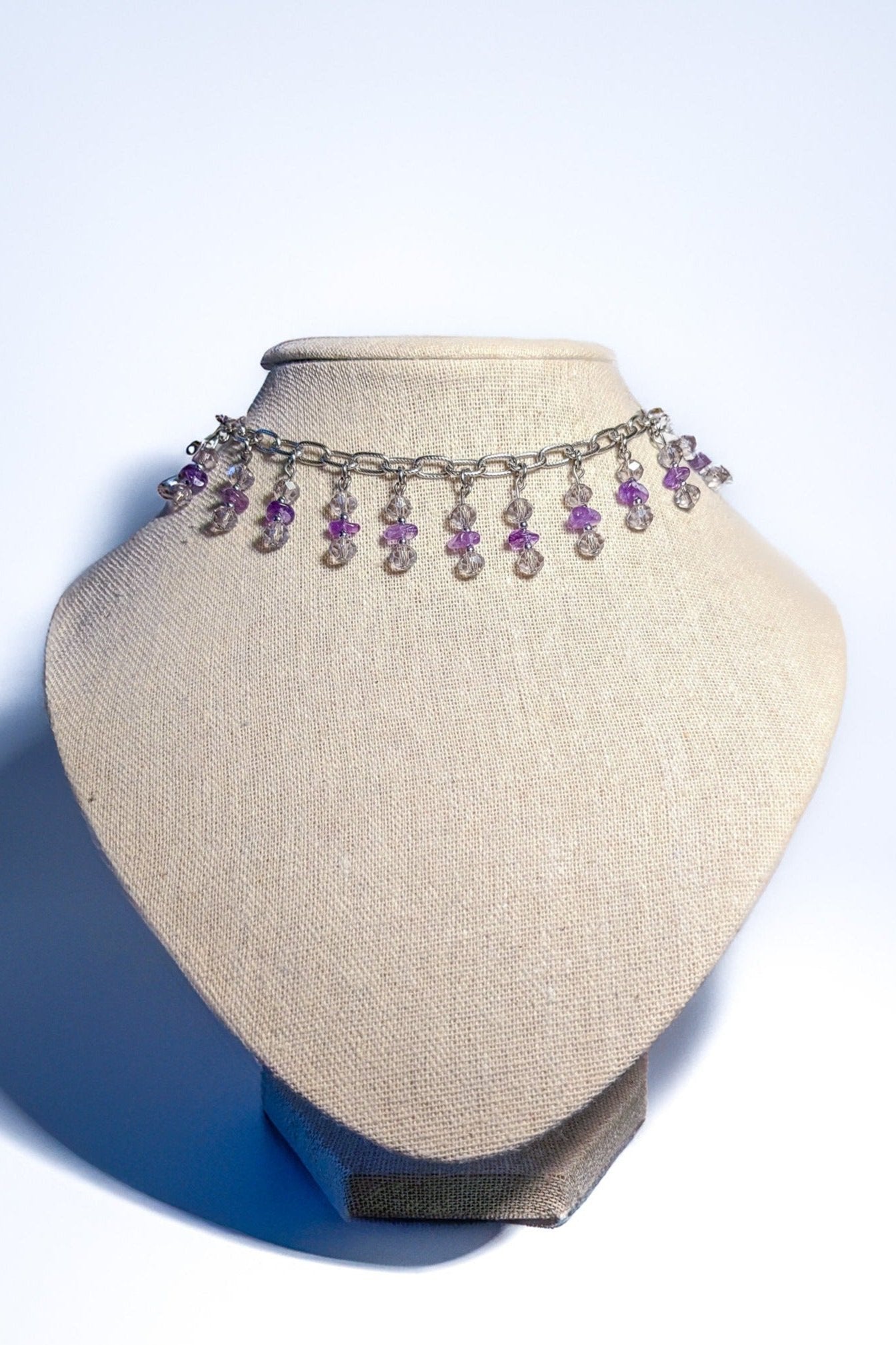 collier ras de cou violet et argenté avec des perles tombantes