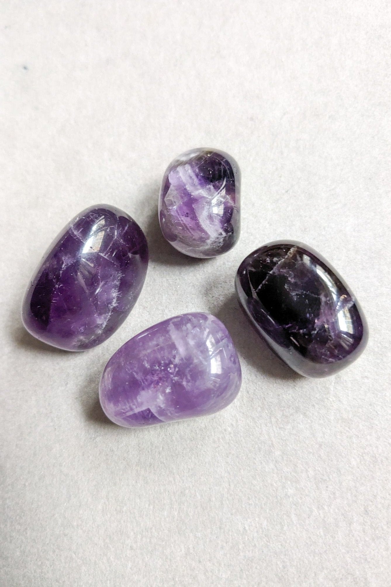 améthyste-amethyst-pierre-roulée-spiritualité-lithothérapie-semi-précieuse-violette